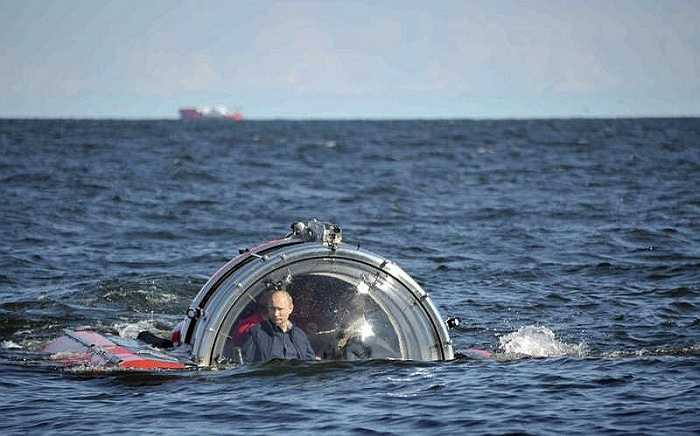 Ông Putin trên con tàu lặn Sea Explorer 5 ở vịnh Phần Lan