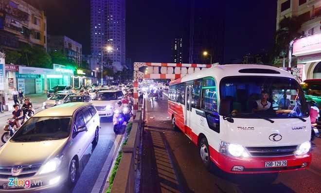 Hà Nội: Bất chấp biển cấm lao lên cầu vượt, xe 29 chỗ bật tung nóc