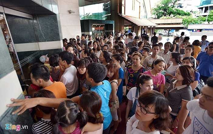 Chương trình giảm giá hàng hiệu trên diễn ra trong hai ngày 20-21/6 tại một khách sạn 5 sao ở Hà Nội. Theo nhân viên bảo vệ, khu vực này lúc nào cũng xảy ra tình trạng khách hàng đông đúc, chen lấn để được mua hàng. 