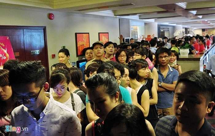 Phía bên trong sảnh chính, để qua cổng vào khu mua sắm, các tín đồ hàng hiệu mệt mỏi chờ đợi tới lượt.