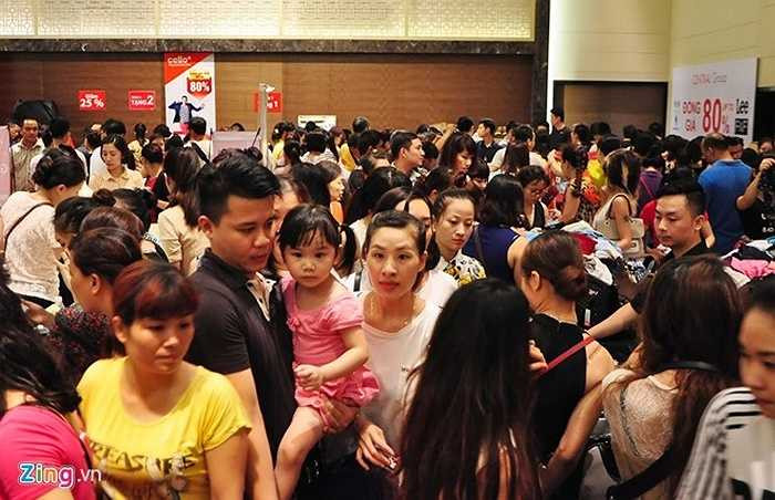 Đến tối 20/6, khu mua sắm này vẫn rất đông người. 'Thường sự kiện giảm giá chỉ đông trong khoảng 3-4 tiếng đầu, vì thế, ban tổ chức phối hợp với các nhãn hàng tập trung giảm giá sâu vào khung giờ vàng, từ 16h đến 21h, nhằm điều phối được lượng khách', đại diện đơn vị tổ chức chia sẻ. 