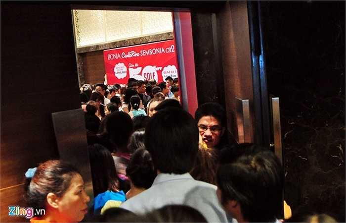 Khách quá đông, lại chen lấn xô đẩy nên các cửa vào lúc nào cũng chật kín. 