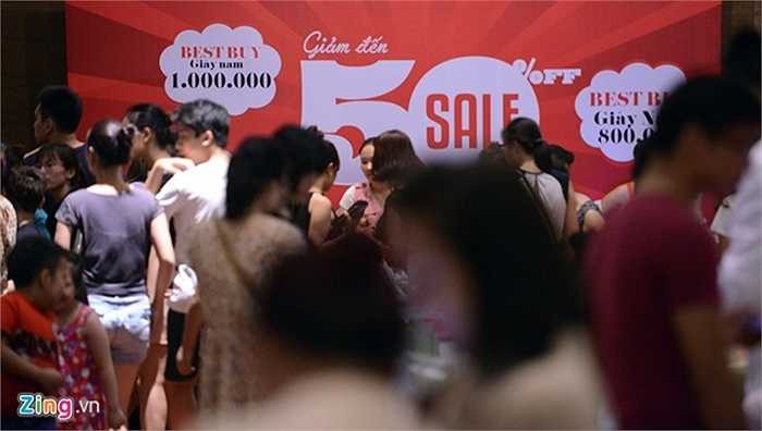 Với các sản phẩm hàng hiệu 'chạm đáy' như vậy, nhiều tín đồ hàng xa xỉ không thể bỏ qua dịp này để có được những món đồ yêu thích với giá rẻ. 