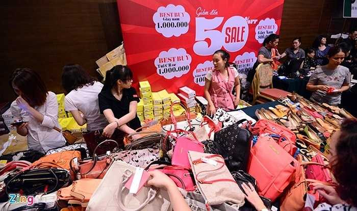 Khu mua sắm có nhiều mặt hàng như túi xách, nước hoa... 