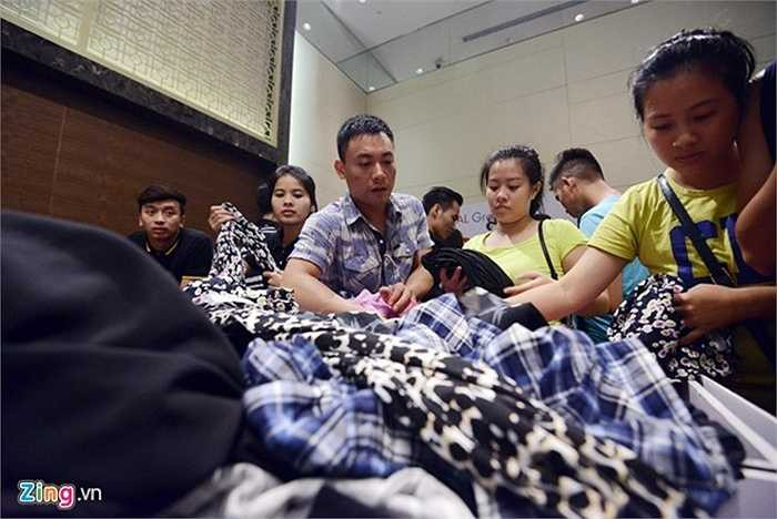 ... đến quần áo. Khách đông, sáng 20/6, đơn vị tổ chức phải đóng cửa từ 11h đến 16h để độ 'nóng' giảm bớt. 