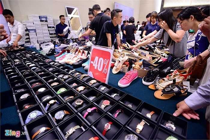 Chị Dương Thúy, đại diện đơn vị tổ chức cho biết, hàng hóa trong kho vẫn còn nhiều. Tuy nhiên, do khách không chịu xếp hàng, trong khi lượng người tại sảnh và bên trong tầng 1 ngày càng đông, nên chị đã phải đưa thông báo để khách về bớt.