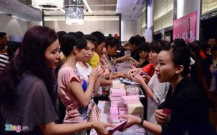 Quầy bán mỹ phẩm có rất đông chị em lựa chọn. 