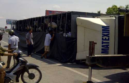 Ôtô tải chở hơn 60 xe tay ga lật trên quốc lộ 1A