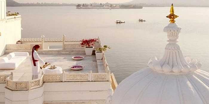 Tour du lịch nghỉ dưỡng bắt đầu bằng cách thăm những lâu đài lộng lẫy Ấn Độ: Tour đưa khách tham quan 3 cung điện lừng danh đó là Lake (Udaipur), Umaid Bhawan (Jodhpur) và Rambagh (Jaipur), nghỉ 3 đêm tai mỗi cung điện. Theo Theo Harpers Bazaar, tour mang tên The King of the Castle với chi phí 1,67 triệu đô la (36,37 tỷ đồng) mỗi người. 