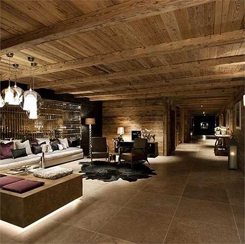 Trượt tuyết như một siêu sao: Hầu hết các thị trấn dành riêng cho trượt tuyết đều có những siêu biệt thự bằng gỗ, với giá rất cao, lên tới vài triệu đôla. Vì vậy không có gì ngạc nhiên khi chi phí thuê những siêu biệt thự này như Chalet Lottie ở Gstaad (Thụy Sĩ) không hề rẻ. Với nội thất sang trọng, phòng tắm hơi, rạp chiếu phim, tài xế và đầu bếp riêng, … giá thuê 1 tuần của các siêu biệt thự này giao động từ 55.000-232.000 USD (1,2-5 tỷ đồng).