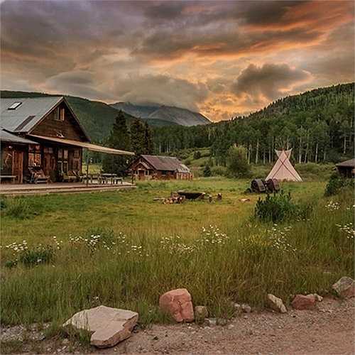 Kỳ nghỉ tại thị trấn Cao Bồi Ma: Dunton Hot Springs ban đầu là một thị trấn khai thác mỏ ở Colorado (Mỹ), với suối nước nóng và các cabin của thợ mỏ từ khoảng thập niên 1930. Ngày nay thị trấn đã trở thành một điểm nghỉ dưỡng nổi tiếng của Mỹ. Du khách ngoài tắm suối khoáng nóng, còn được nghỉ trong các cabin gỗ cổ, phòng nghỉ sang trọng. Chi phí cho 1 tuần nghỉ dưỡng tại Dunton Hot Springs có giá 147.000 USD (3,2 tỷ đồng).