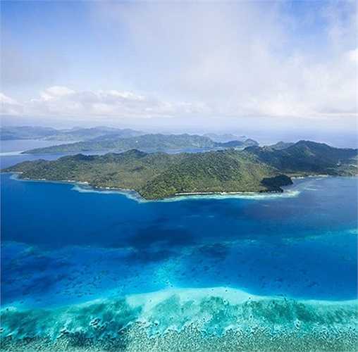 Thuê riêng hòn đảo trên Nam Thái Bình Dương: Ông chủ của RedBull đang sở hữu Laucala, hòn đảo với khu nghỉ dưỡng sang trọng ở Fiji mà bạn chỉ có thể tới bằng máy bay cá nhân. Hòn đảo hoàn toàn biệt lập (với những người sẵn sang trả khoản 154.000 đôla 1 đêm). Khu nghỉ dưỡng không nhập khẩu thịt từ bên ngoài, mà chọn hình thức tự sản xuất, kể cả nước khoáng tại đây cũng vậy. Chi phí cho 1 tuần thuê hòn đảo Laucala là 1,068 triệu USD (23 tỷ đồng), dành cho 72 khách. 