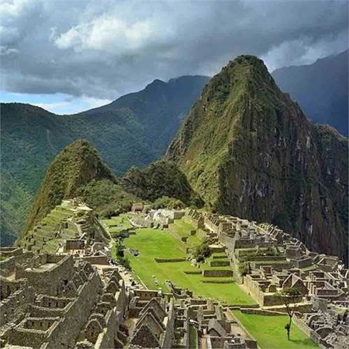 Tour du lịch trở thành James Bond: Chuyến du lịch tới Caribbe tham gia các địa danh có kịch bản bộ phim hành động về điệp viên 007. Du khách sẽ lướt qua quần đảo Turks và Caicos bằng máy bay riêng từ điểm đón khách theo lựa chọn, sau đó lên một siêu du thuyền dài 50 m với phòng tập thể dục, rạp chiếu phim, hầm rượu vang trong hành trình kéo dài 5 ngày, trước khi có 5 đêm độc quyền sử dụng nhà của nhà thiết kế thời trang Donna Karan trên quần đảo. Chi phí cho chuyến đi ngoạn trong 10 ngày có giá 