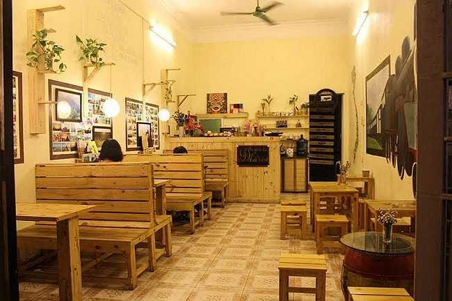 Dù nằm trong một con ngõ nhỏ nhưng Cafe Bụi Xuyên Việt đã trở thành điểm đến quen thuộc của những bạn trẻ Hà thành đam mê phượt.