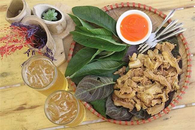 Không chỉ mang không gian vùng miền về Bụi, chủ quán còn mang cả đặc sản ở mỗi địa phương về sau mỗi chuyến đi.