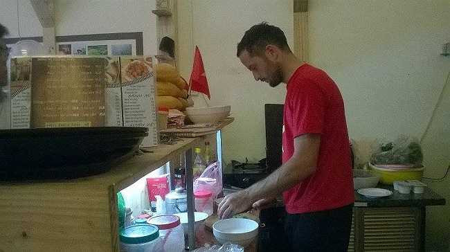 Ở đây, bạn có thể bắt gặp một chàng trai ngoại quốc trong vai phục vụ bàn hay một cô gái ngâm nga gảy ghita hát, hoặc có những vị khách tự phục vụ.