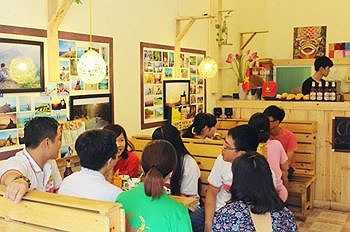 Quý cũng cho biết nhân viên hầu hết đều đã từng là khách quen, yêu thích quán rồi xin làm việc ở đây.