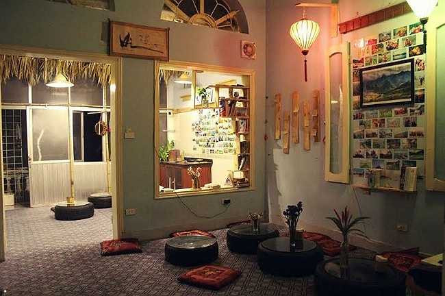 Tận dụng lốp xe ô tô làm bàn là một ý tưởng độc đáo, mới lạ, cũng là một nét đặc trưng riêng của Bụi.