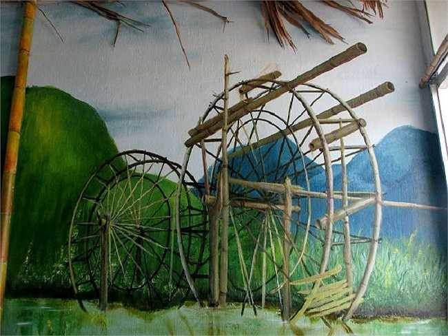 Guồng nước - đặc trưng của vùng Tây Bắc được tái hiện tại tầng 2. Chủ quán chia sẻ: 'Mình muốn mang mọi thứ về Bụi nhưng đành bất lực vì dọc dài đất nước có quá nhiều điều tuyệt vời'. 