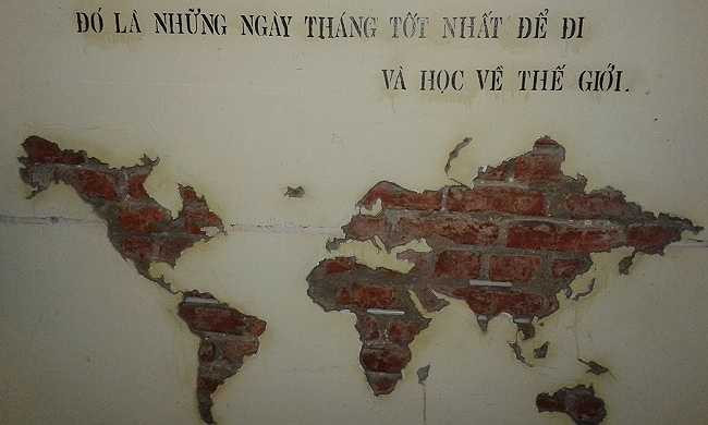 Bản đồ thế giới được đục khắc trên tường là sản phẩm handmade của những bạn trẻ tại đây.