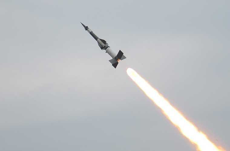 Tên lửa là ngành kỹ thuật có hàm lượng chuyên môn chất xám cao trong quản lý, sửa chữa, bảo dưỡng, khai thác, sử dụng vào nhiệm vụ huấn luyện, sẵn sàng chiến đấu (SSCD). Để quả tên lửa ra trận địa, tiêu diệt được vật thể bay trong không gian, bảo vệ vững chắc bầu trời Tổ quốc đòi hỏi nhiều đơn vị cùng phối hợp và hiệp đồng triển khai thực hiện rất chặt chẽ và tuân thủ nghiêm ngặt các quy trình, quy phạm của ngành kỹ thuật đặt ra. 