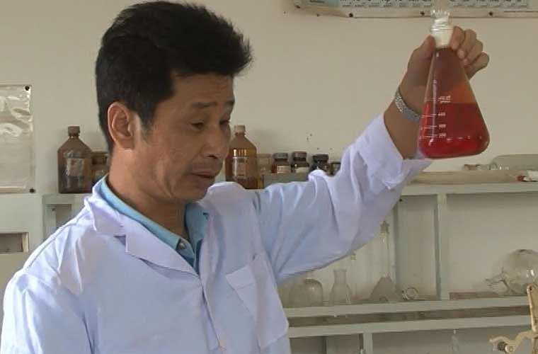 Để không bị bất ngờ trong chiến tranh công nghệ cao, bảo vệ toàn vẹn bầu trời Tổ quốc, hiện bộ đội tên lửa đã có bước tiến vượt bậc, đặc biệt là trong nghiên cứu, cải tiến hệ thống thiết bị radar hoặc trong nghiên cứu cài tiến hệ thống tên lửa phòng không S-125-2TM, không chỉ tăng tầm bắn của tên lửa mà còn rút ngắn thời gian tác chiến và đảm bảo độ chính xác, an toàn cao hơn so với hệ thống tên lửa trước đây được trang bị. Ảnh: nghiên cứu, thử nghiệm và kiểm tra chất lượng nhiên liệu tên lửa tr