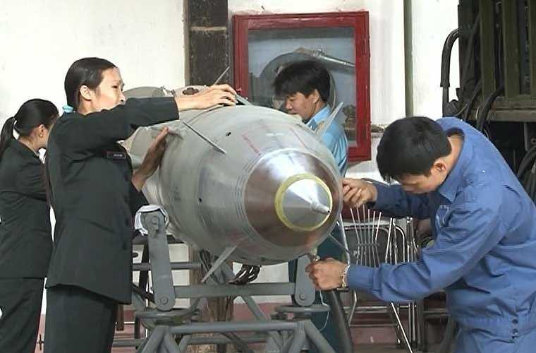  Các công nhân trong nhà máy sửa chữu tên lửa A31 (Quân chủng PK-KQ) bảo dưỡng, sửa chữa tên lửa phục vụ công tác huấn luyện, SSCĐ. 