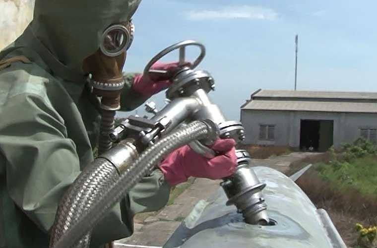  Nạp nhiên liệu cho tên lửa. 