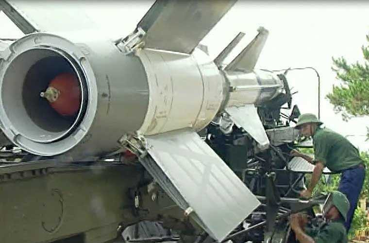  Bộ đội tên lửa nhanh chóng đưa đạn tên lửa của tổ hợp S-125-2TM vào bệ bắn. 