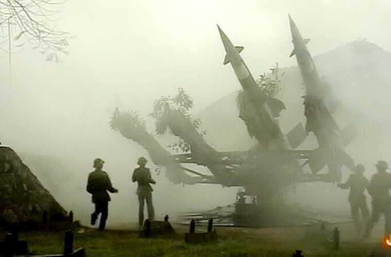  Dù trời giá rét và mưa phùn dày đặc, nhưng bộ đội tên lửa luôn có mặt tại trận địa, cảnh giác đối phó, sẵn sàng chiến đấu cao. 