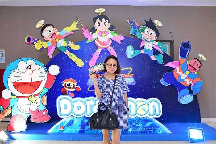 Thiện Thanh tạo dáng nhí nhảnh, dễ thương.