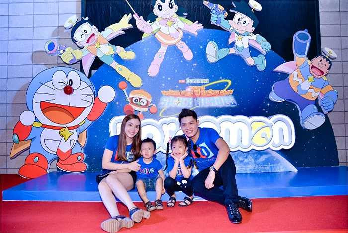 Cả gia đình nhạc sỹ Nguyễn Văn Chung cùng đi xem phim.