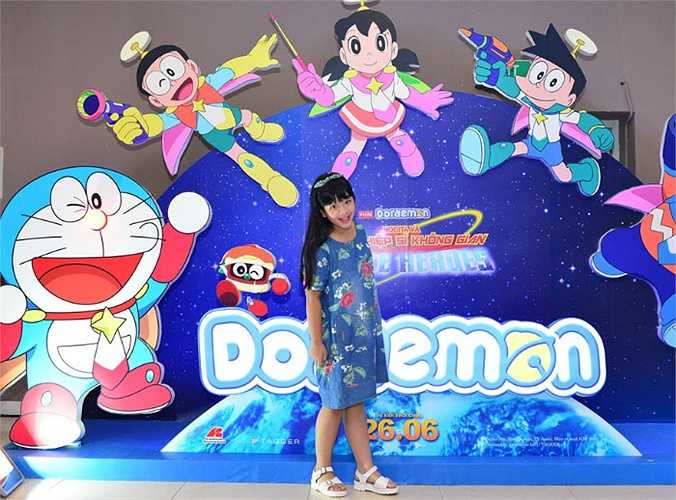 Cô bé tạo dáng xì tin, vô cùng đáng yêu.