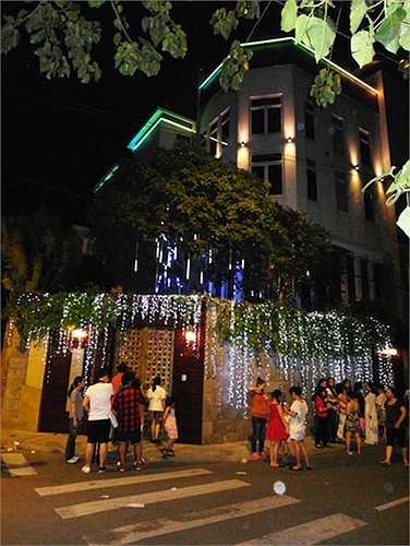 Được mệnh danh là 'ông hoàng nhạc Việt', Đàm Vĩnh Hưng có cuộc sống xa hoa, gắn với hàng hiệu và những căn biệt thự đắt tiền.