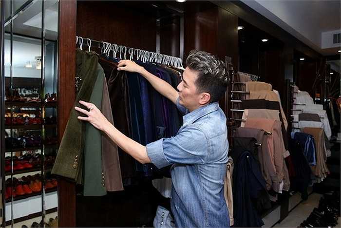 Ngoài rất nhiều trang phục vest, anh cũng chọn lựa khá đa dạng từ màu sắc đếm form dáng để có được sự phù hợp tuyêt đối với ca khúc mình sẽ thể hiện. 