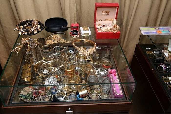 Tủ phụ kiện của anh khiến công chúng choáng ngợp.