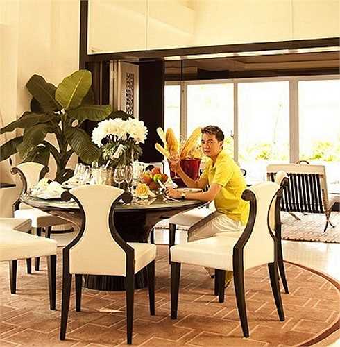 Toàn bộ tầng dưới dành để thư giãn, nghỉ ngơi và sinh hoạt chung với phòng khách sang trọng, bàn ăn cao cấp cùng khu vực bếp với quầy bar thiết kế hiện đại. 