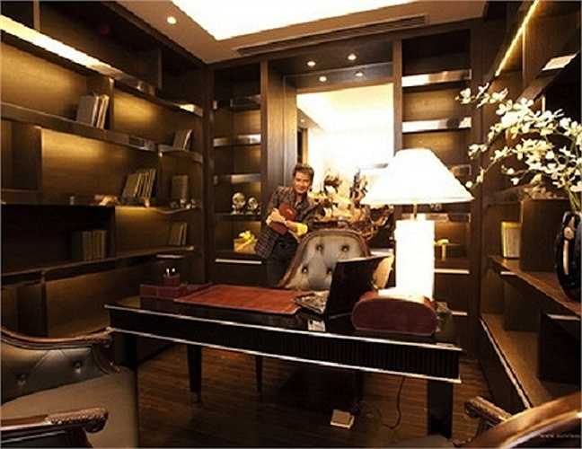 Với tổng diện tích căn hộ khoảng 700 m2, chưa kể đến sân vườn trên cao, Đàm Vĩnh Hưng trở thành một trong những sao Việt đầu tiên sở hữu biệt thự trên cao đáng mơ ước này. 