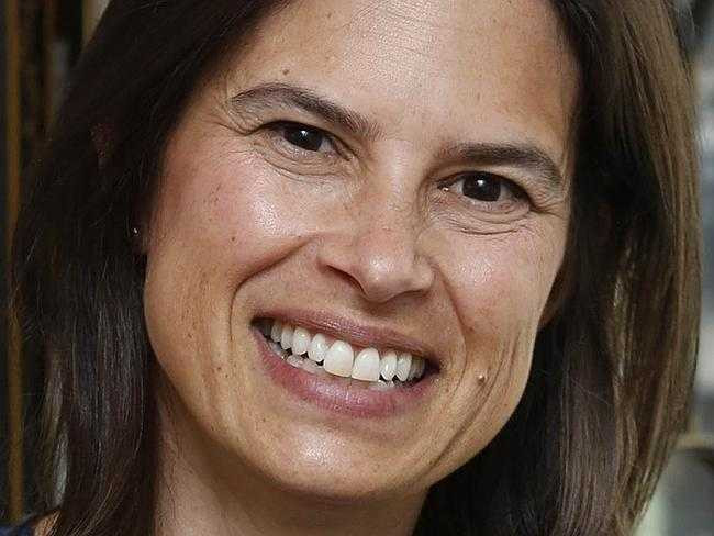 Giới siêu giàu mạnh tay chi tiền cho người giúp việc học là, lau chùi đồ hiệu