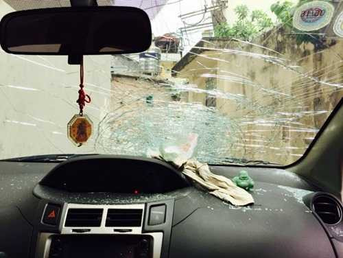 Ô tô bị ném đá vỡ kính trên cao tốc, một phụ nữ ngất xỉu