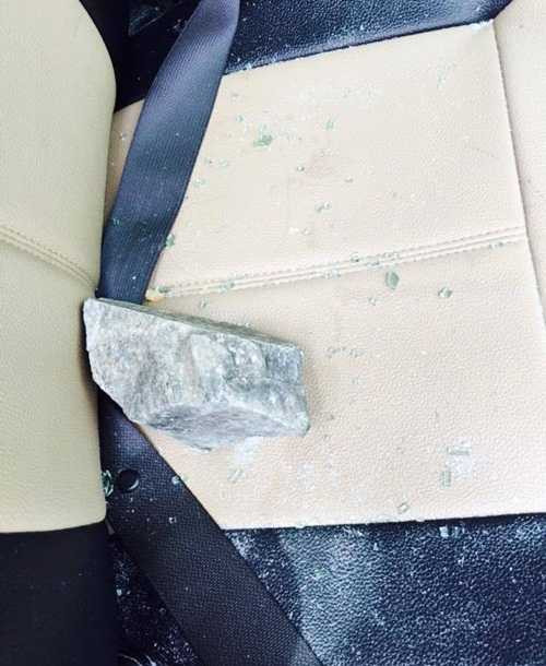 Ô tô bị ném đá vỡ kính trên cao tốc, một phụ nữ ngất xỉu