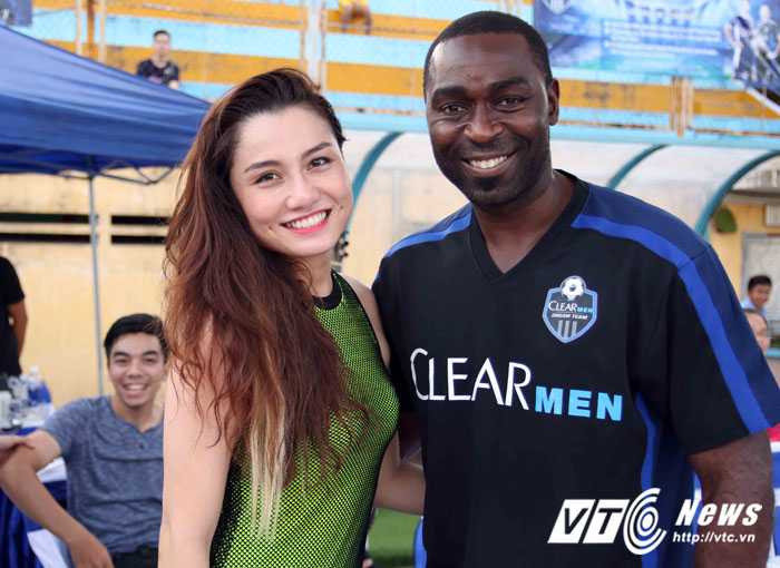 Andy Cole chụp ảnh cùng fan VN