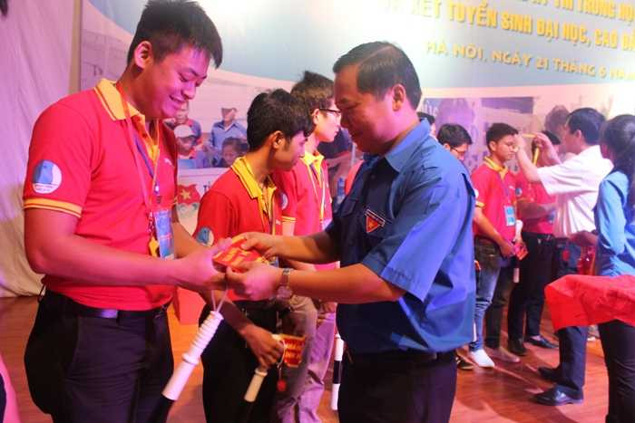 Sinh viên tình nguyện 'trực chiến' ở 38 cụm thi quốc gia