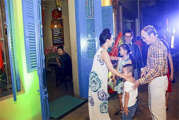 Không ít người bất ngờ bởi trong số những vị khách, có cả bố mẹ chồng cũ của Thanh Vân.