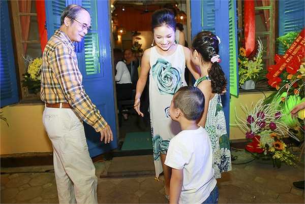 Nữ MC gọi cả hai là ‘ông bà nội của Bin’. Bố mẹ chồng cũ của Thanh Vân đến từ sớm để chúc mừng con dâu cũ. Trong lúc cô bận rộn đón tiếp các vị khách đến dự khai trương, cả hai giúp cô chăm sóc bé Bin. 