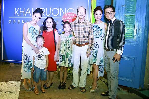 Thanh Vân chia sẻ: 'Dù tôi không còn là thành viên trong gia đình của nhưng cả hai vẫn rất yêu quý và quan tâm đến tôi và cháu nội. Tôi trân trọng tình cảm của bố mẹ. Những năm làm con dâu của hai người, tôi đã coi họ như bố mẹ ruột của mình. Chúng tôi đã có khoảng thời gian gần gũi, gắn bó với nhau. Tôi cám ơn bố mẹ vì đã luôn dành cho tôi sự yêu thương'