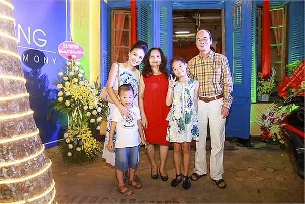 Giải thích cho cái tên quán Bà Đầm, Thanh Vân cho biết, đây là ‘nickname’ mà cậu con trai Bin hay gọi mẹ. 'Ở nhà tôi thường gọi Bin là ‘ông làng’, còn Bin thì không thích kêu tên mẹ mà hay gọi ‘bà Đầm’