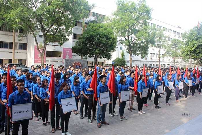 Sáng 23/6, trường Đại học Ngoại thương đã tổ chức Lễ ra quân chiến dịch 'Mùa hè xanh năm 2015'. 