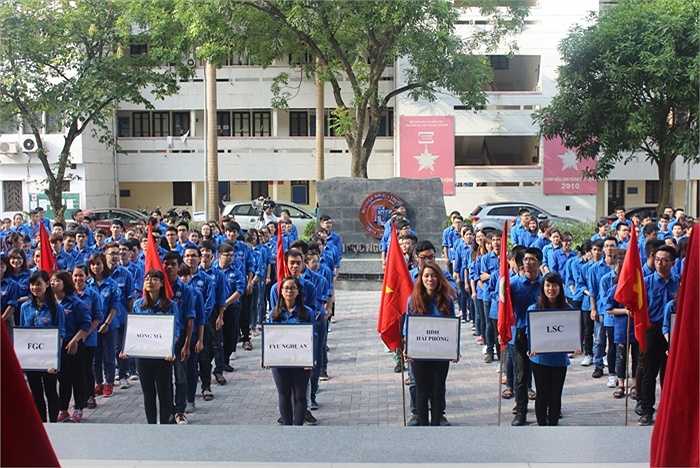 Lễ ra quân có sự tham gia của lãnh đạo TƯ Đoàn, Thành Đoàn Hà Nội, Ban Giám hiệu, cán bộ, nhân viên cùng đông đảo các bạn tình nguyện viên Đại học Ngoại thương.
