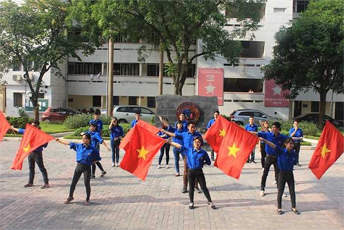 Tiết mục múa, hát: Khát vọng tuổi trẻ và Áo xanh tình nguyện.